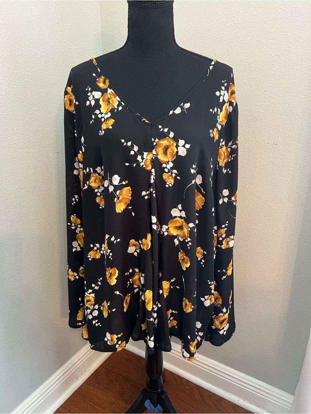 Torrid Black V-Neck Long Sleeve Tunic with Yellow Floral Print Size 2 (18/20)